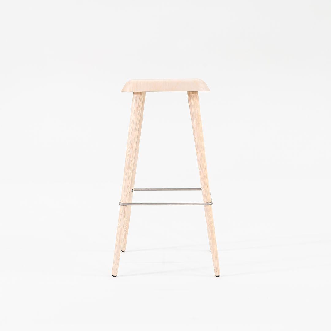 Nous vous proposons à la vente un tabouret de bar Daddy Longlegs en bois de frêne blanchi avec assise et repose-pieds en acier inoxydable. Le tabouret a été conçu par Martin Solem et produit par Cappellini¬†en Italie. Il date d'environ 2022 et est