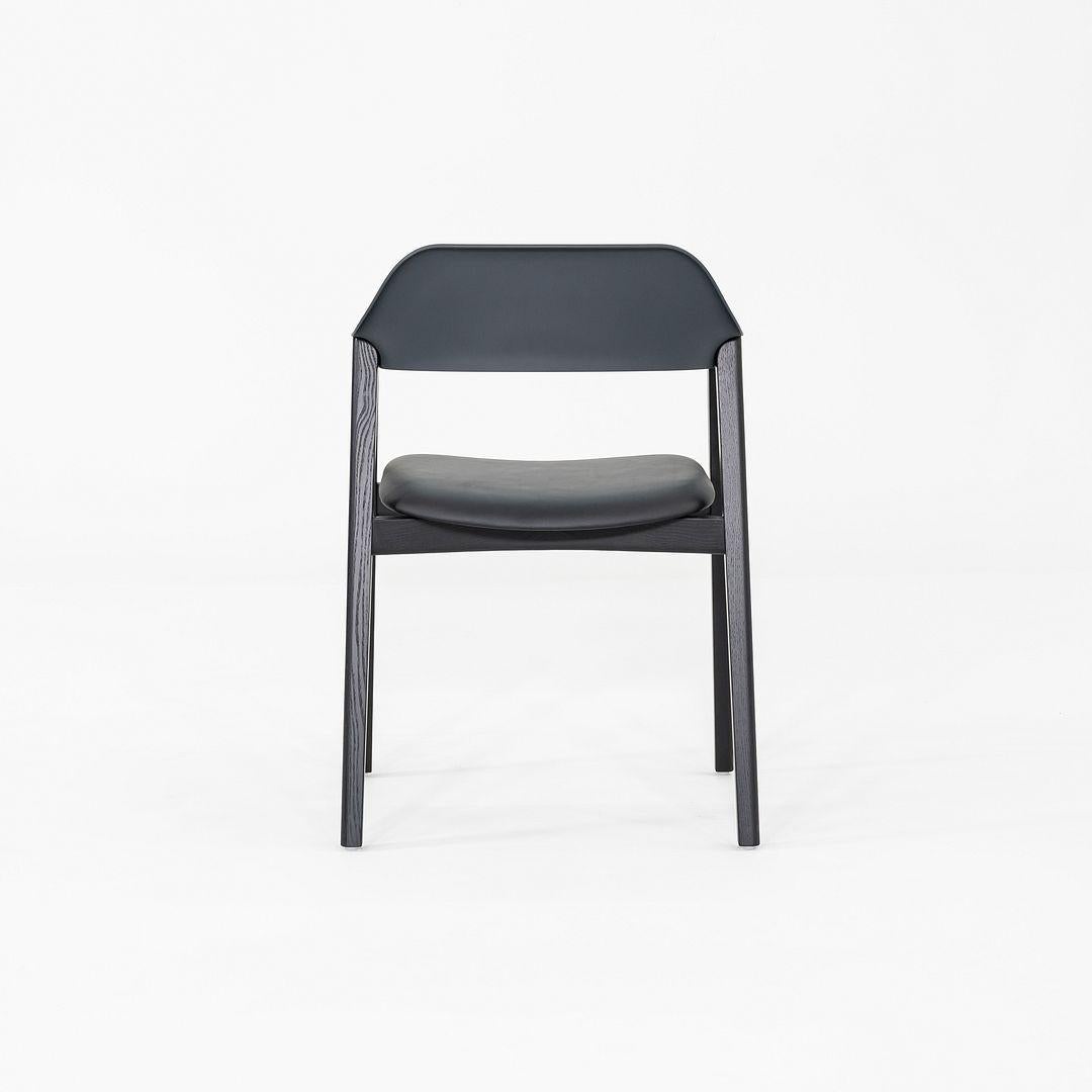 Il s'agit d'un fauteuil Ten, conçu à l'origine par Michael Schneider. Cet exemple particulier a été produit par CondeHouse au Japon en 2022. La chaise est composée d'un cadre en frêne japonais noir, d'une assise et d'un dossier recouverts de cuir