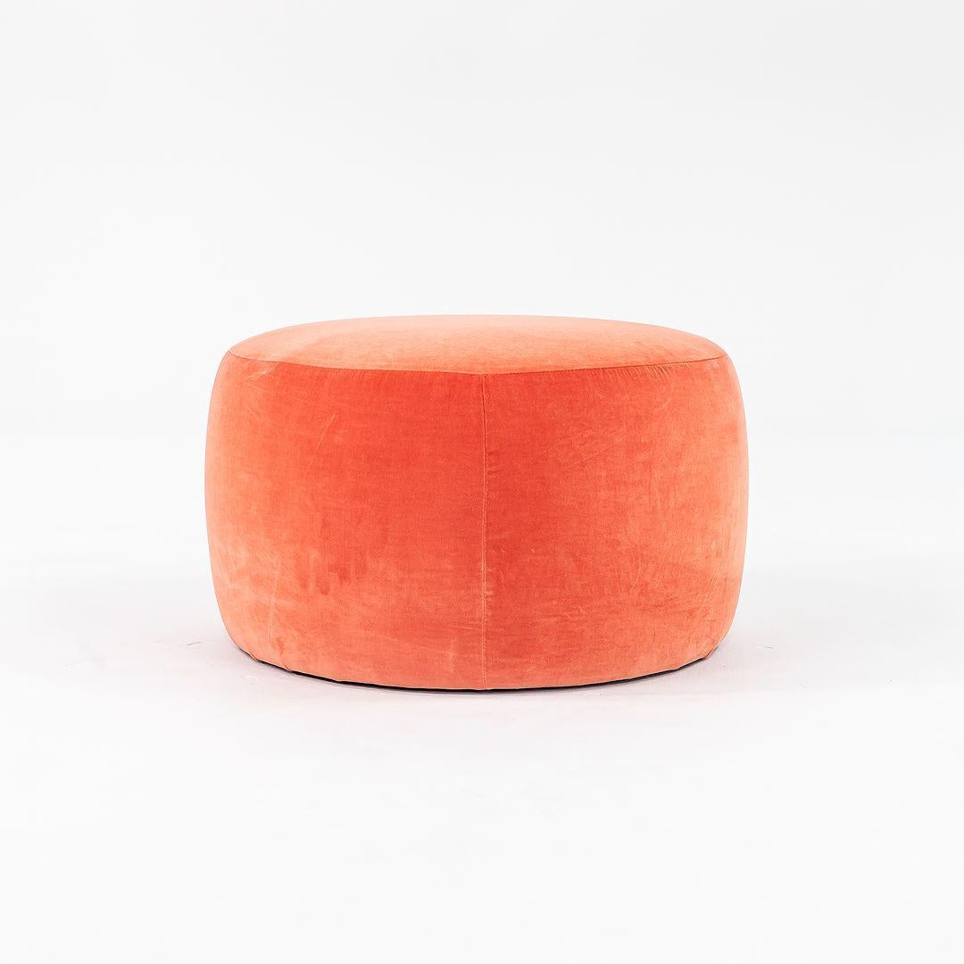Listed for sale is a Pooof ottoman made with a wood frame, upholstered in an orange colored Harald 3, 543 by Kvadrat removable velour fabric cover. Le pouf a été conçu et produit par Moooi¬† aux Pays-Bas. Il date d'environ 2022 et est garanti comme