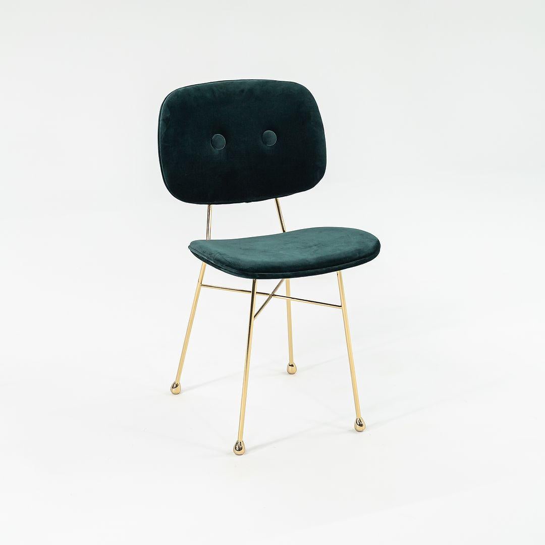Zum Verkauf steht ein Golden Dining Chair mit goldfarbenem Stahlgestell und dunkelgrünem, mattem Veloursstoff (Harald 3, 982 von Kvadrat). Der Stuhl wurde von Nika Zupanc entworfen und von Moooi¬†in den Niederlanden hergestellt. Es stammt aus der