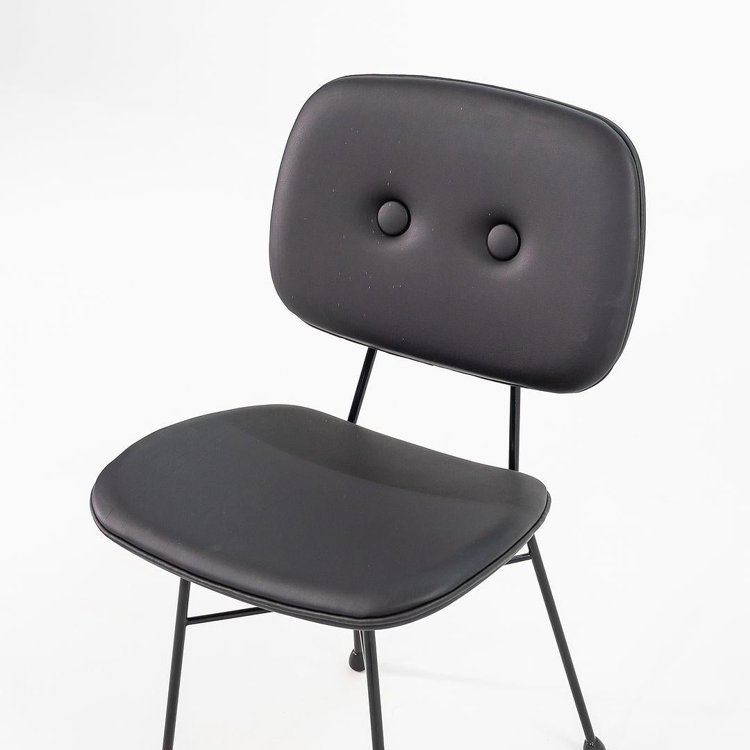 2022 Nika Zupanc for Moooi Chaise de salle à manger dorée en cuir noir en vente 3