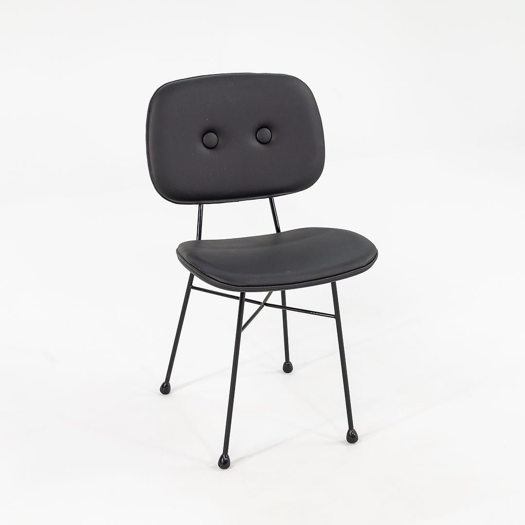 Nous proposons à la vente une chaise de salle à manger en or, composée d'une structure en acier noir et d'un revêtement en cuir noir. La chaise a été conçue par NIKA ZUPANC et produite par Moooi¬† aux Pays-Bas. Il date d'environ 2022 et est garanti
