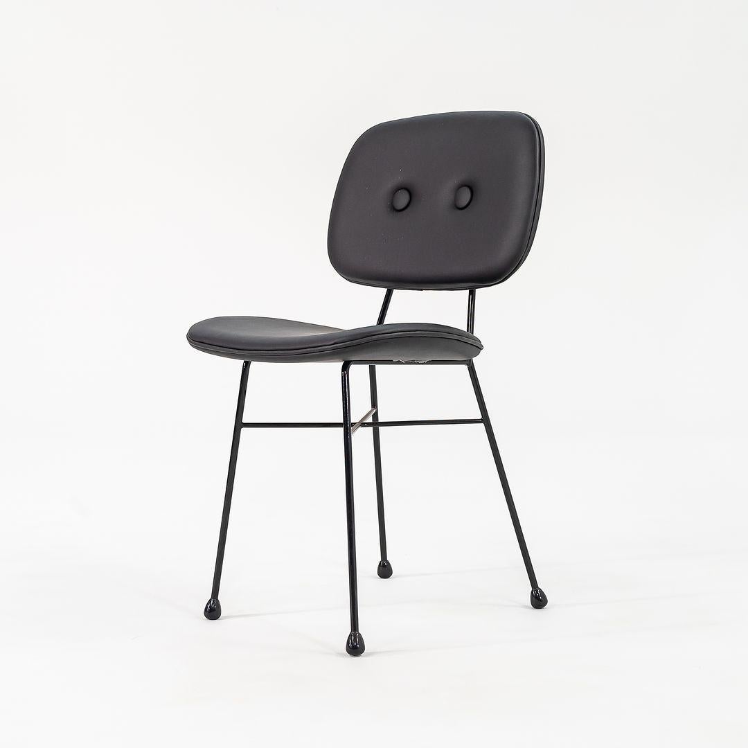 Néerlandais 2022 Nika Zupanc for Moooi Chaise de salle à manger dorée en cuir noir en vente