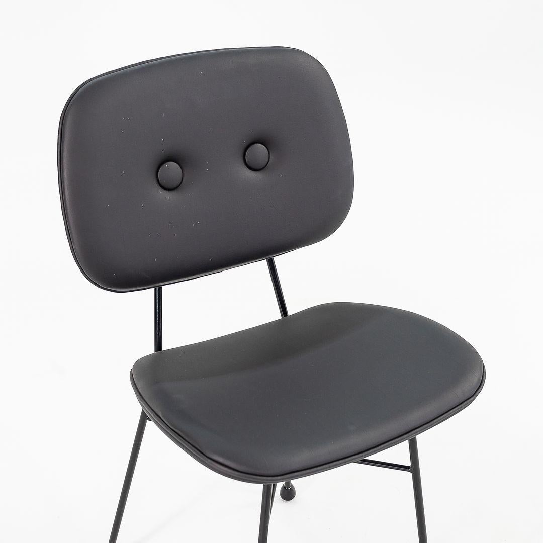 2022 Nika Zupanc for Moooi Chaise de salle à manger dorée en cuir noir en vente 1