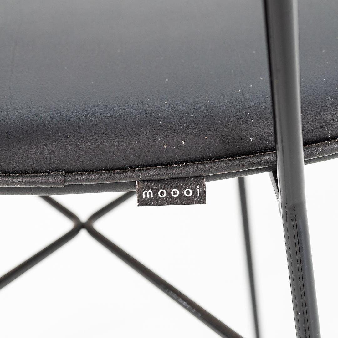 2022 Nika Zupanc for Moooi Chaise de salle à manger dorée en cuir noir en vente 2