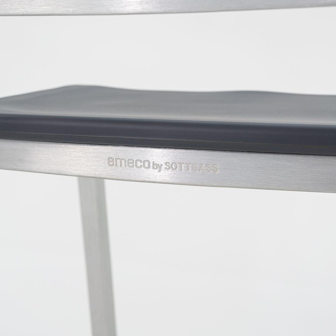 2022 Taburetes de bar apilables Nine-O de Ettore Sottsass con asientos tapizados en gris en venta 3