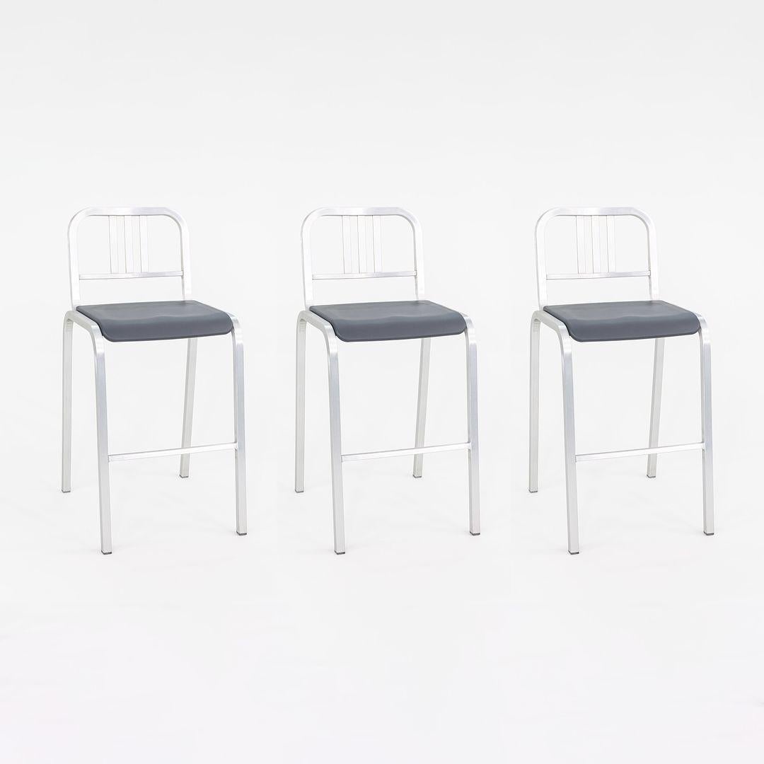 Son taburetes de bar tapizados Emeco 'ÄúNine-O'Äù originales, diseñados por Ettore Sottsass en 2008. El precio indicado incluye un taburete, y tenemos varios taburetes disponibles para comprar. Ettore Sottsass trabajó con Emeco para diseñar su