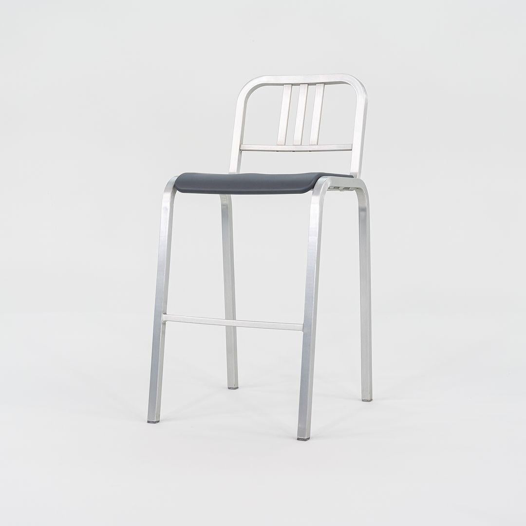 2022 Taburetes de bar apilables Nine-O de Ettore Sottsass con asientos tapizados en gris Moderno en venta