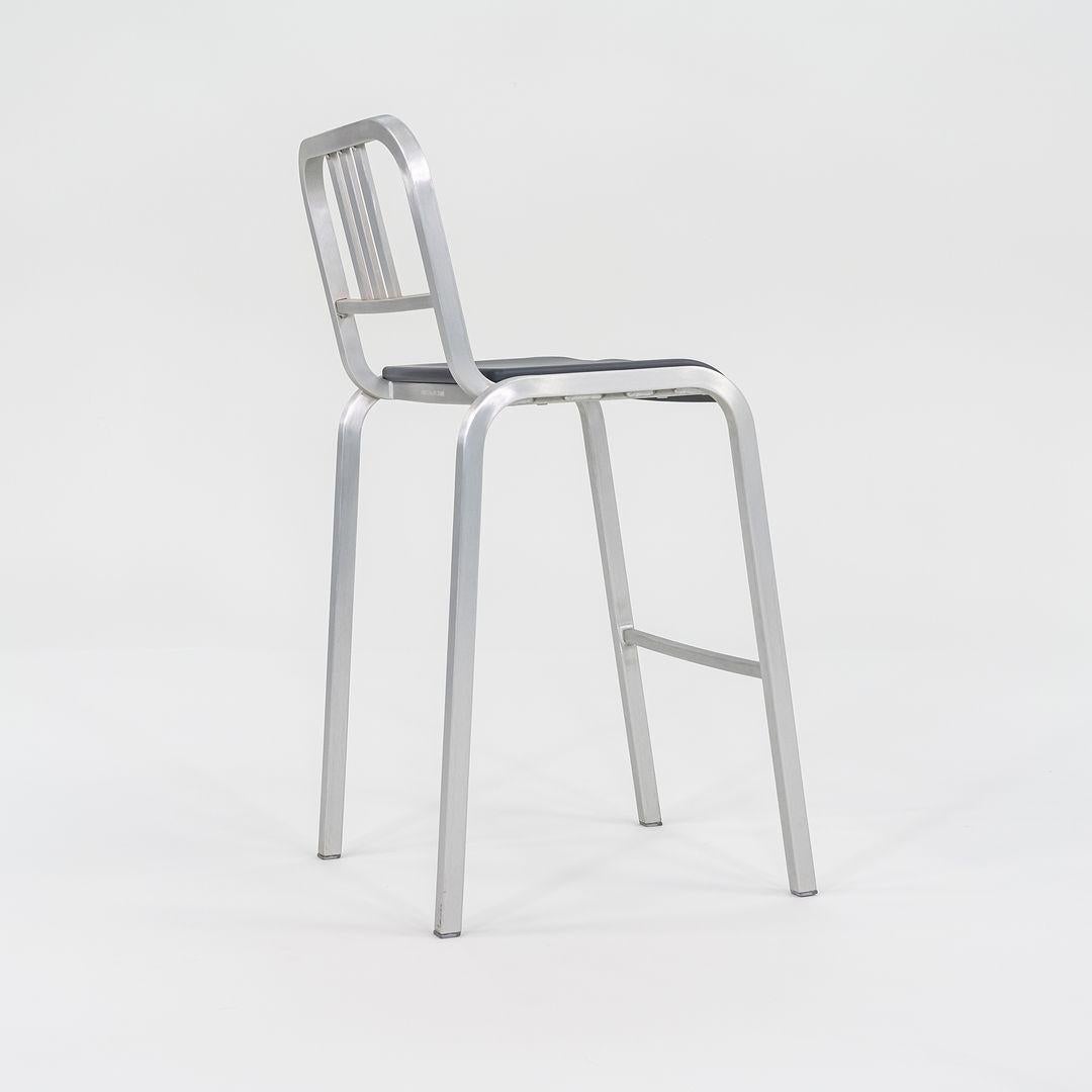 2022 Taburetes de bar apilables Nine-O de Ettore Sottsass con asientos tapizados en gris Siglo XXI y contemporáneo en venta