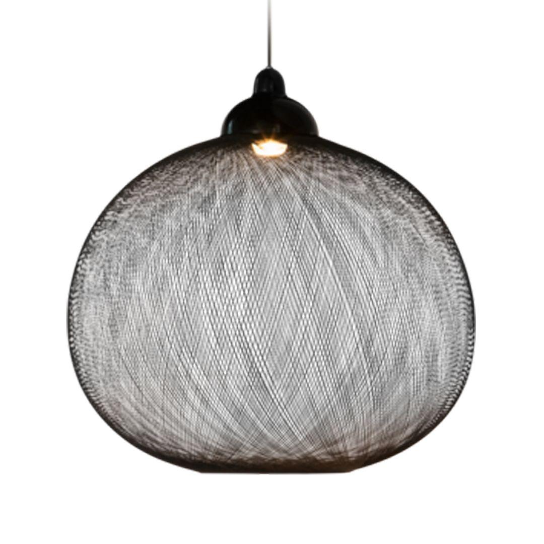 Nous vendons deux suspensions D48 non aléatoires (vendues séparément) composées d'une sphère noire en fibre de verre avec résine époxy, d'un capuchon en aluminium peint par poudrage et d'un réflecteur en aluminium anodisé. La lampe a été conçue par