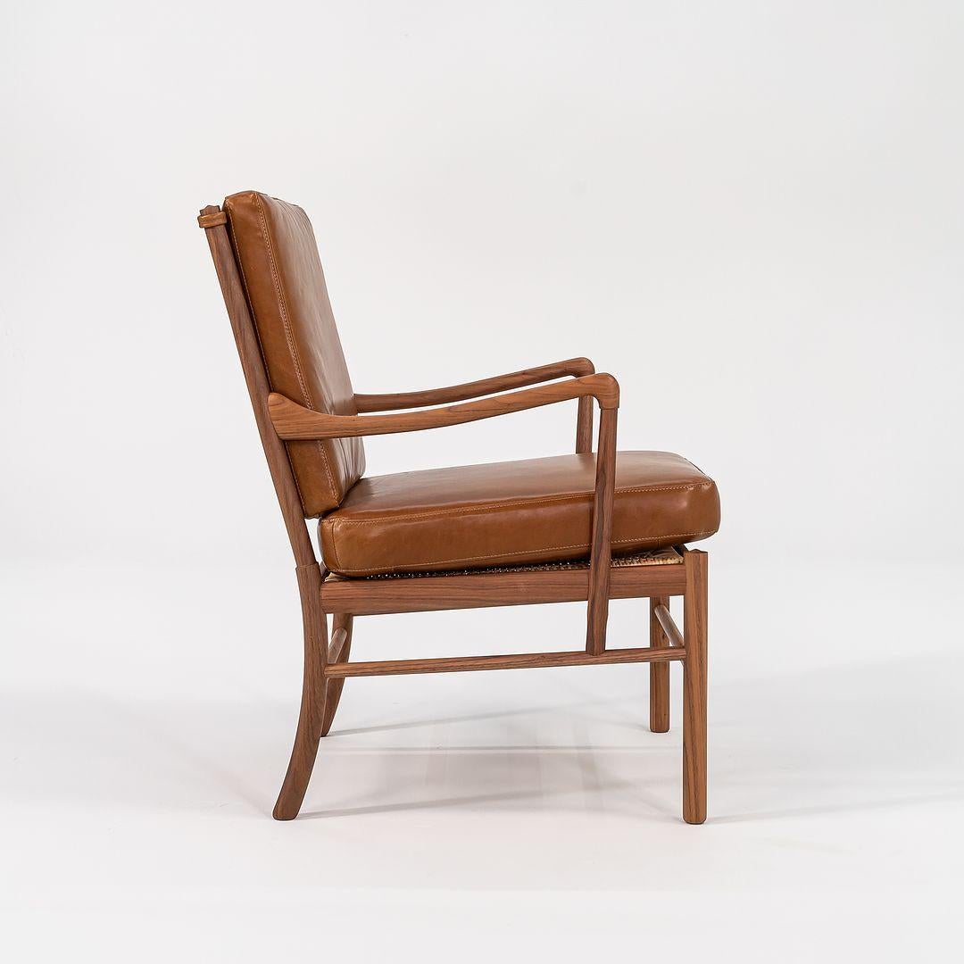 Si tratta di una sedia Colonial, modello OW149, e del poggiapiedi Colonial modello OW149F, disegnati da Ole Wanscher e prodotti da Carl Hansen & Son in Danimarca. Il design è caratterizzato da una solida struttura in noce ed è stato appena rivestito