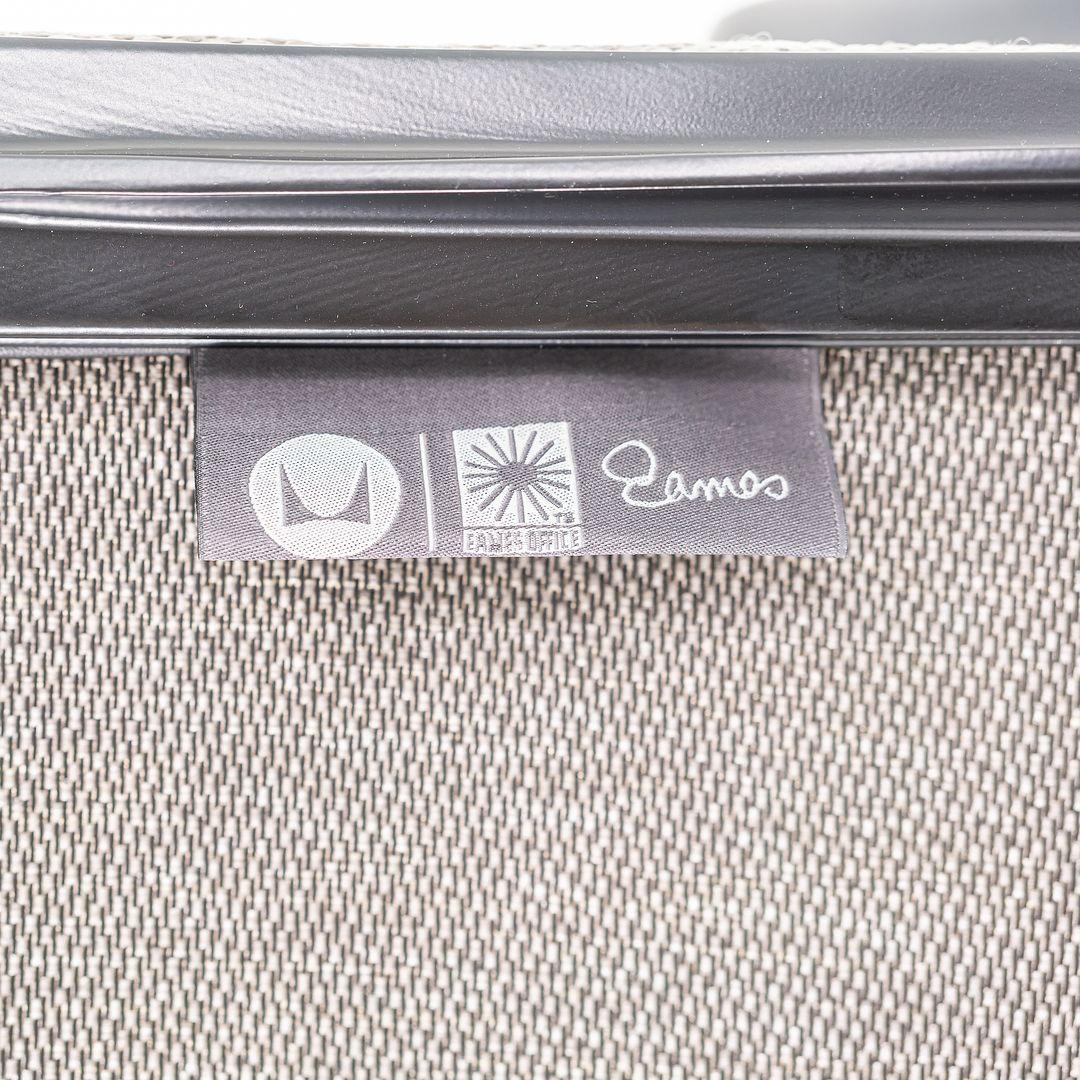 Se trata de un par de tumbonas colectivas de aluminio. Diseñados originalmente por Ray y Charles Eames en 1958, estos ejemplares en concreto fueron fabricados por Herman Miller en EE.UU. en 2022. Están compuestas por una base de aluminio, una