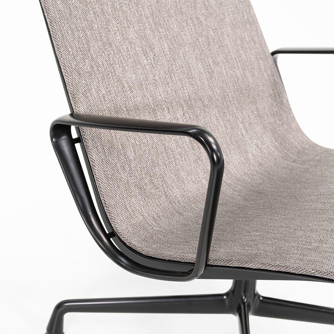 2022 Pareja Herman Miller Grupo Eames de aluminio Sillas de exterior Gris / Negro Aluminio en venta