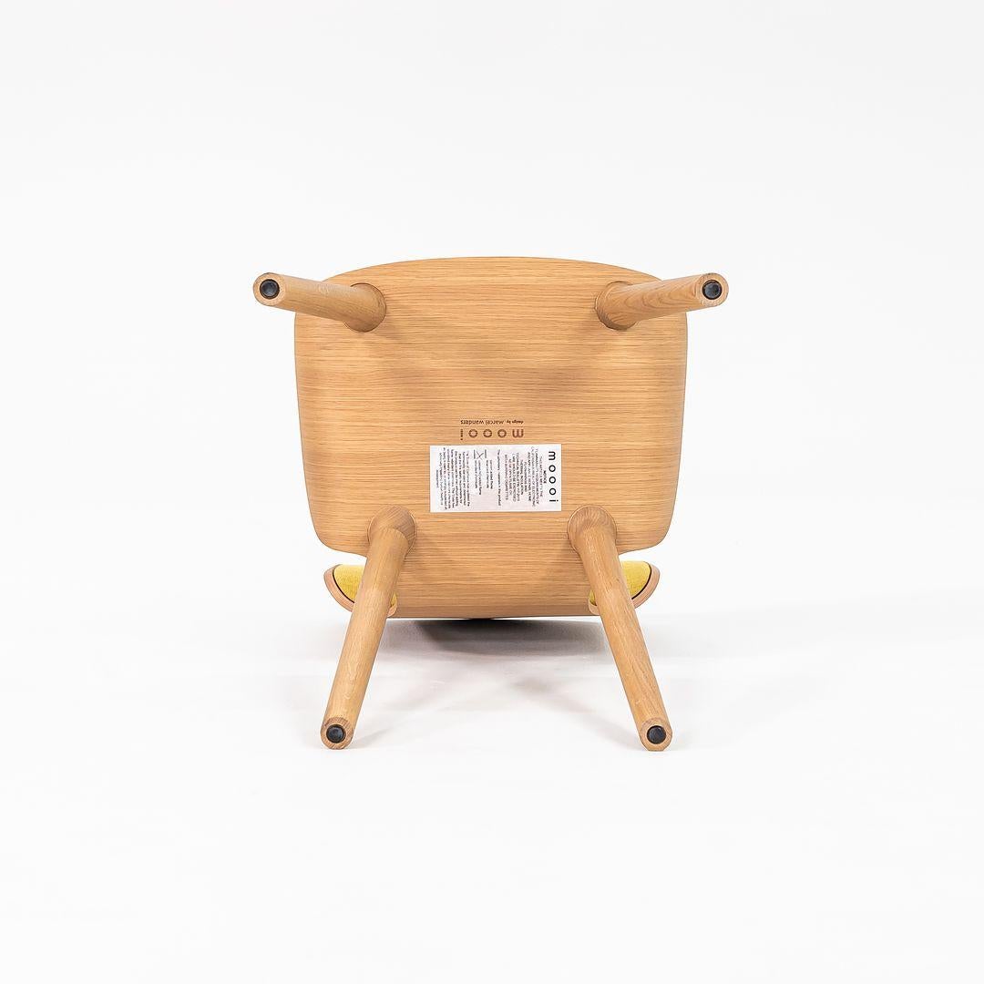 Nous proposons à la vente une paire de chaises de salle à manger en chêne huilé naturel avec un tissu en toile jaune (Canvas 2, 446 de Kvadrat). Les chaises ont été conçues par Marcel Wanders et produites par Moooi¬† aux Pays-Bas. Ils datent