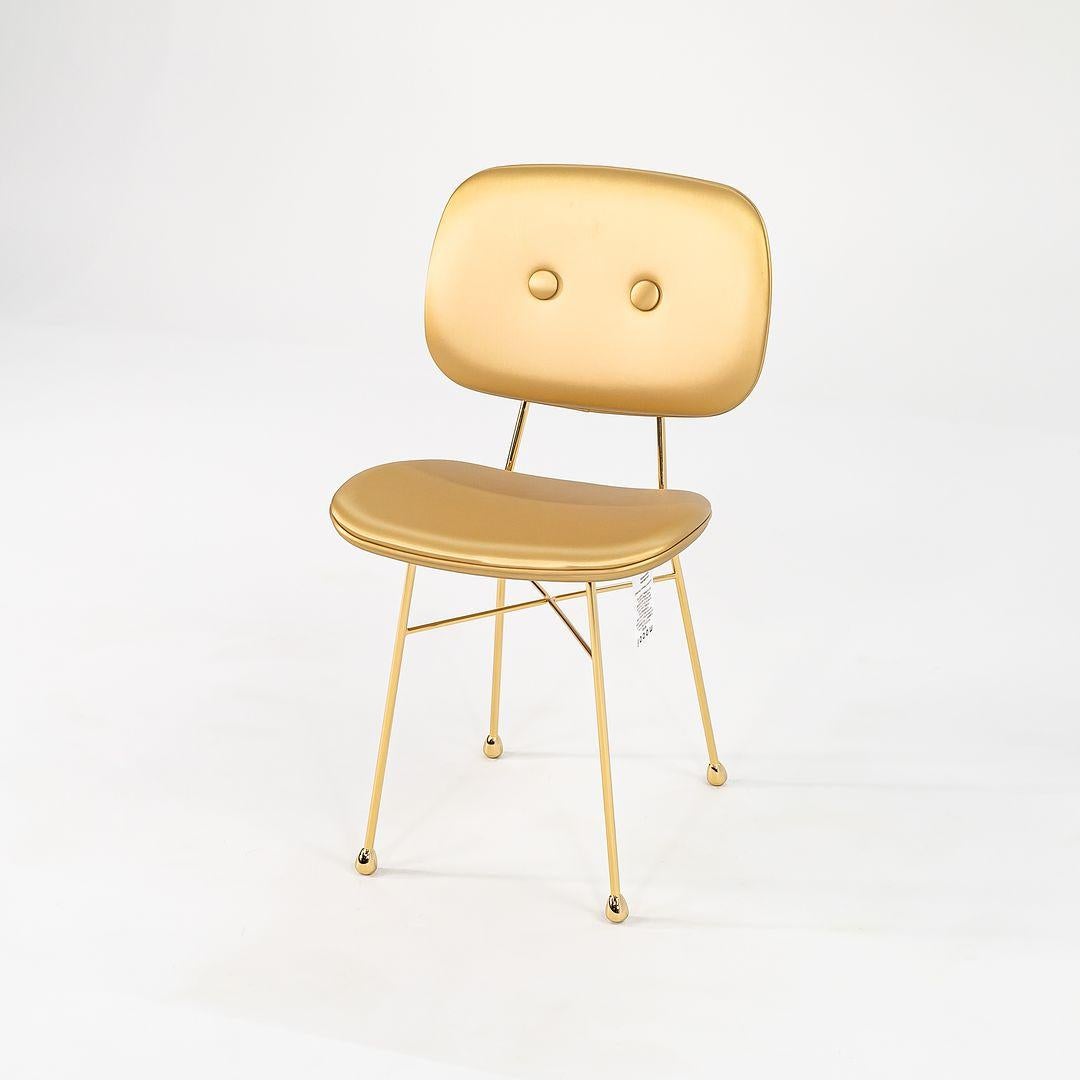 Nous proposons à la vente une paire de chaises de salle à manger en acier doré et en cuir doré mat. La chaise a été conçue par NIKA ZUPANC et produite par Moooi¬† aux Pays-Bas. Les chaises datent d'environ 2022 et sont garanties