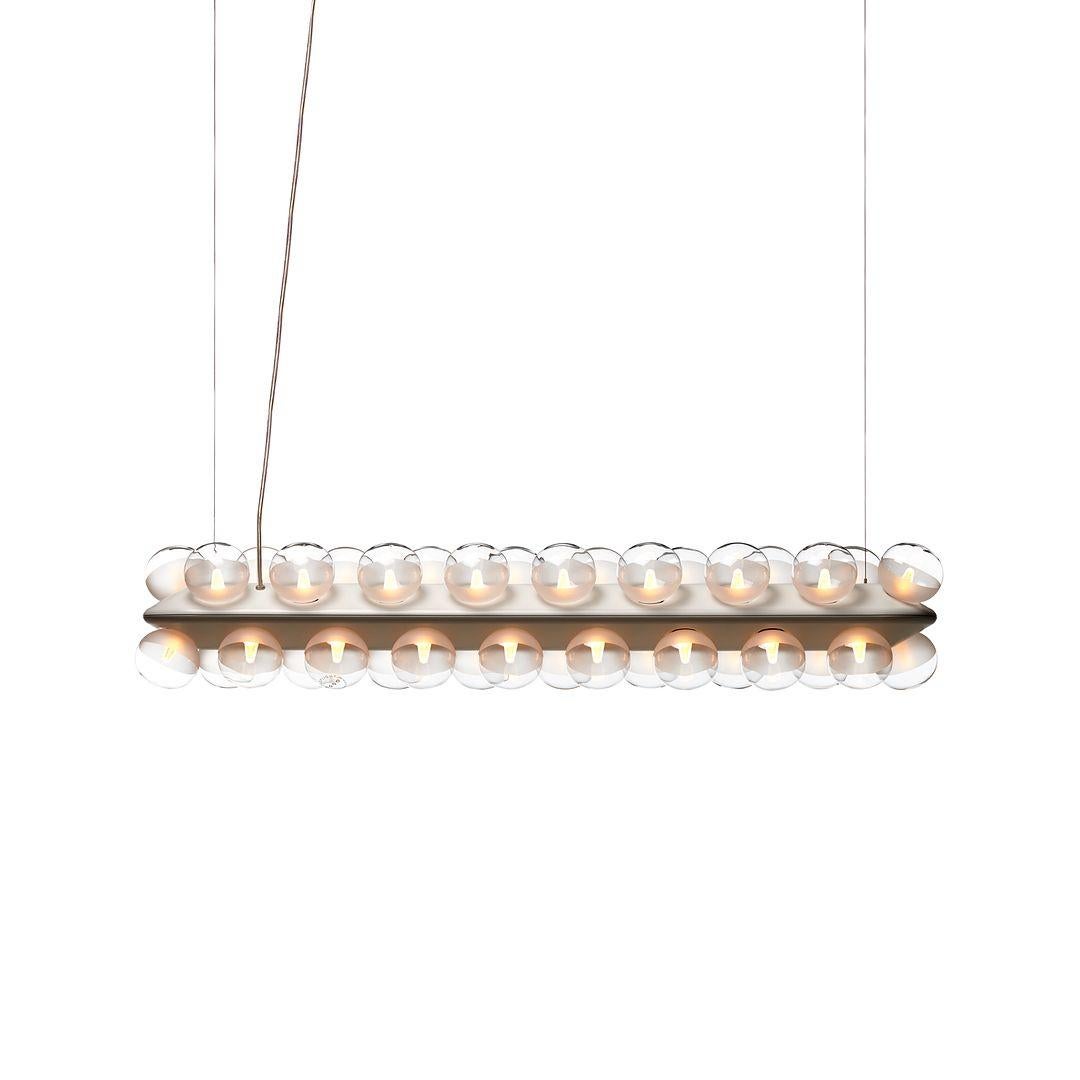 In vendita ci sono tre lampade a sospensione (vendute separatamente) Double Horizontal Prop Light, 2000K, realizzate in polistirolo, PMMA e vetro. La lampada è stata progettata da Bertjan Pot e prodotta da Moooi¬ nei Paesi Bassi. Risale al 2022