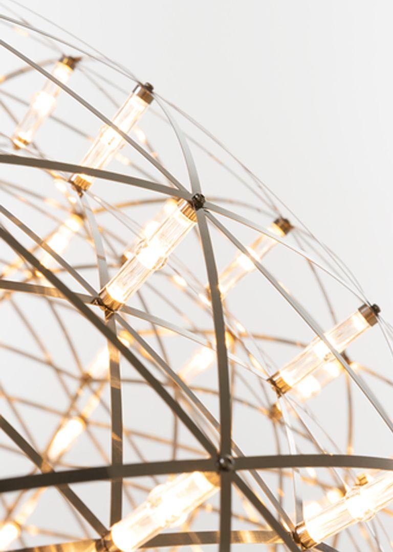 In vendita c'è una lampada a sospensione Raimond R43 in versione dimmerabile a 110V composta da una sfera in acciaio inossidabile (uso interno, non resistente agli ambienti marini) con lenti in PMMA. La lampada è stata progettata da Raimond Puts e