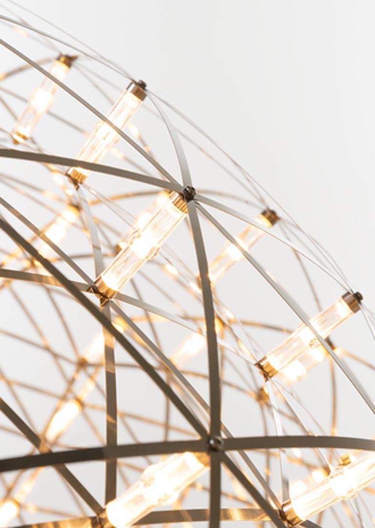 In vendita c'è una lampada a sospensione Raimond II R61 composta da una sfera in acciaio inossidabile (uso interno, non resistente agli ambienti marini) con lenti in PMMA. La lampada è stata progettata da Raimond Puts e prodotta da Moooi¬†nei Paesi