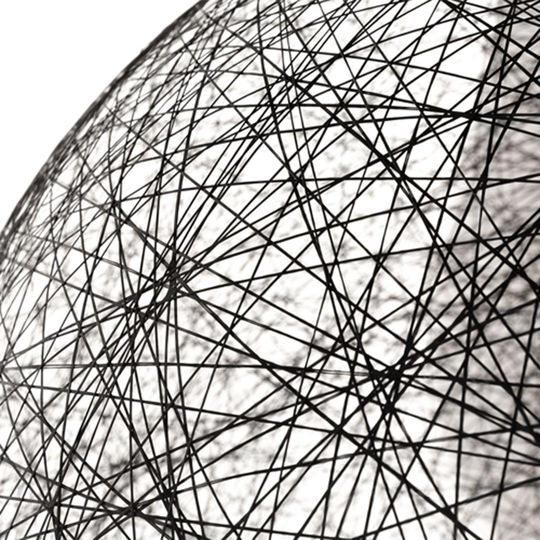 In vendita ci sono due lampade a sospensione Random Light (con prezzo individuale) realizzate in fibra di vetro nera con paralume in resina epossidica e in acciaio cromato. La lampada è stata progettata da Bertjan Pot e prodotta da Moooi¬ nei Paesi