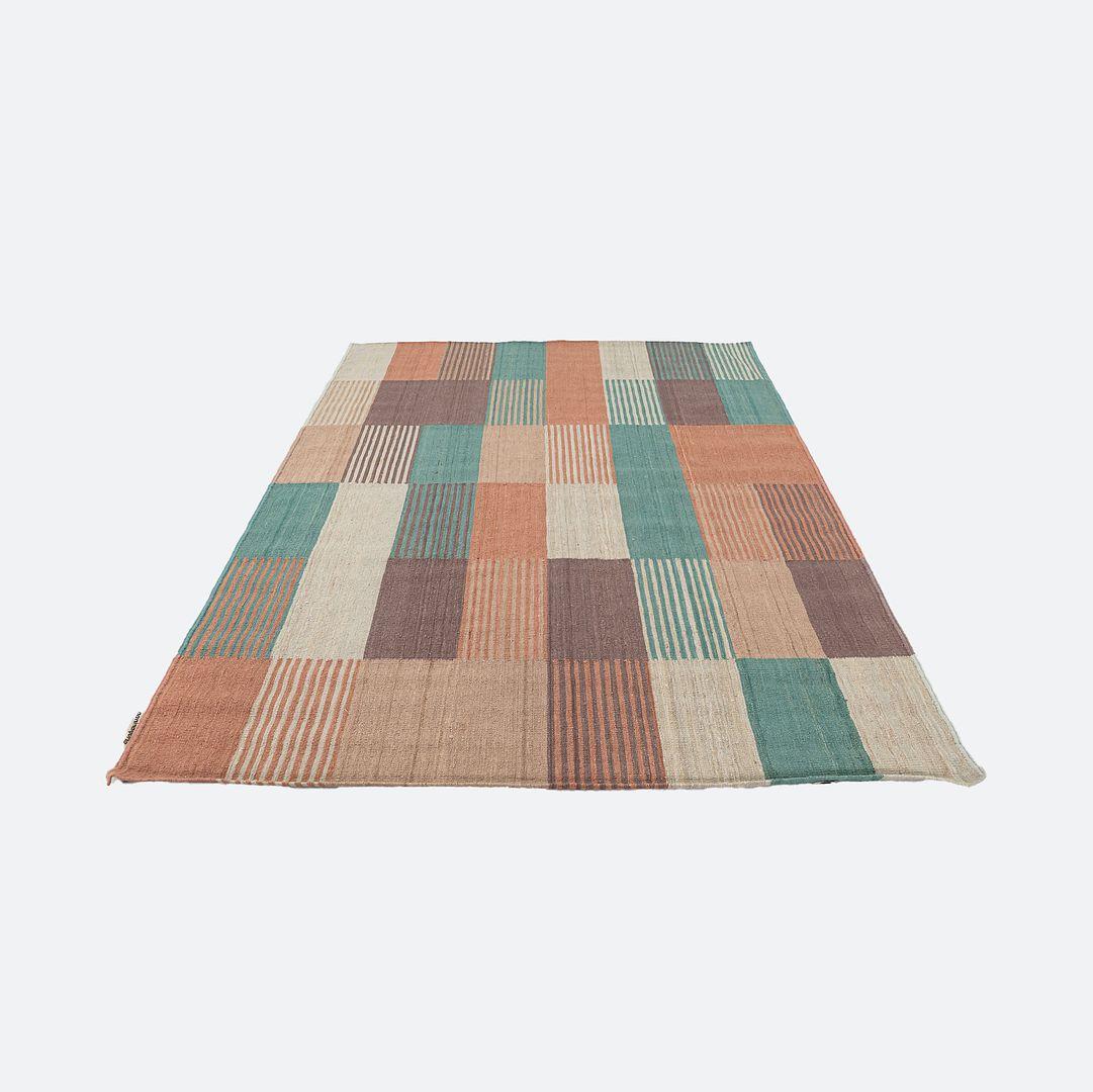 Si tratta di un tappeto Blend 2 filato a mano con lana afgana in un disegno a blocchi multicolore. Il tappeto è stato disegnato da Raw Color e prodotto da Nanimarquina in Pakistan. Risale al 2022 circa ed è garantito come autentico. Le condizioni