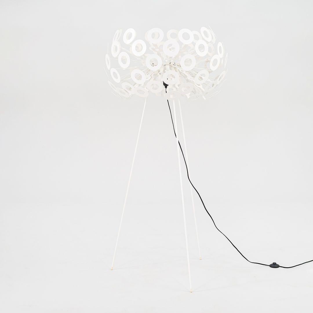 2022 Richard Hutton per Moooi UL Lampada da terra Dandelion in bianco In condizioni ottime in vendita a Philadelphia, PA