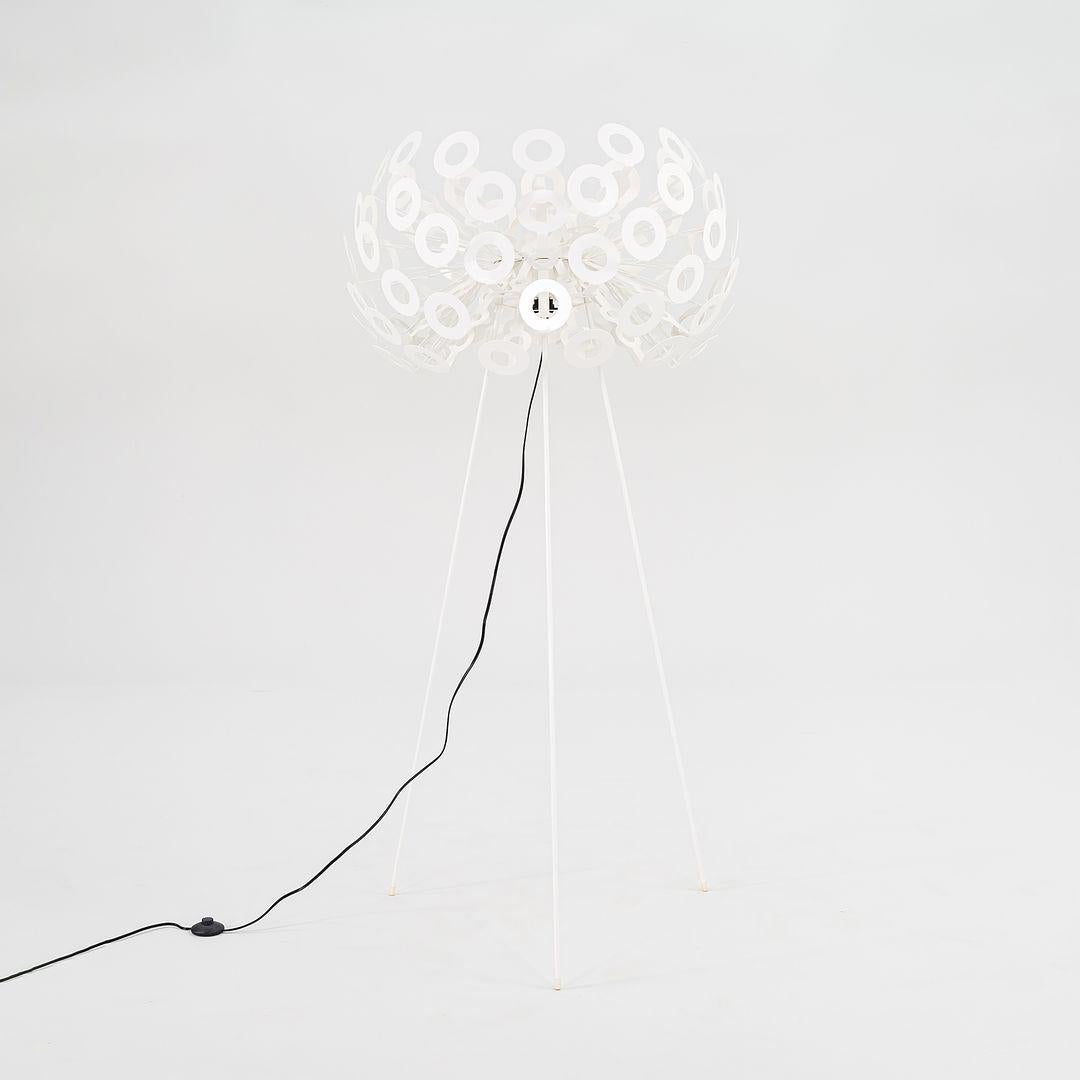 XXI secolo e contemporaneo 2022 Richard Hutton per Moooi UL Lampada da terra Dandelion in bianco in vendita