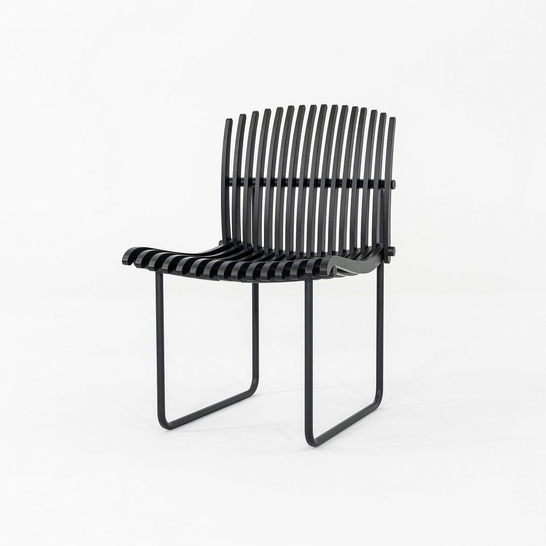Se trata de una Silla Slat, diseñada originalmente por Richard Schultz en 1984. Este ejemplar en concreto fue fabricado por CondeHouse en Japón en 2022. La silla se compone de un armazón de aluminio con asiento y respaldo de roble japonés negro. 
 
