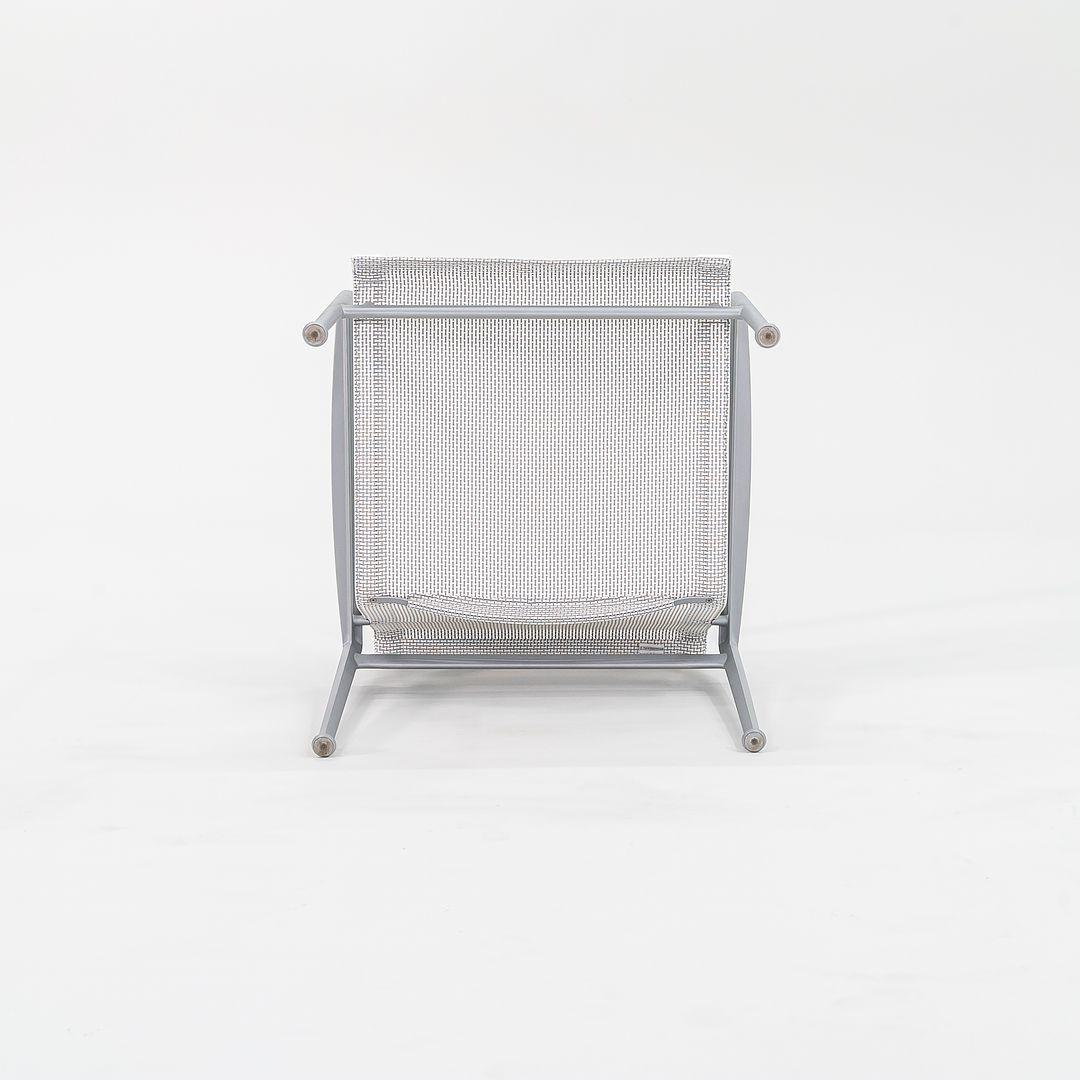 Questa è una sedia da salotto per esterni della Collezione 1966, modello 1966-25, disegnata originariamente da Richard Schultz per Knoll nel 1966. Questo particolare esempio risale al 2022. La sedia è realizzata in fusione di alluminio con finitura