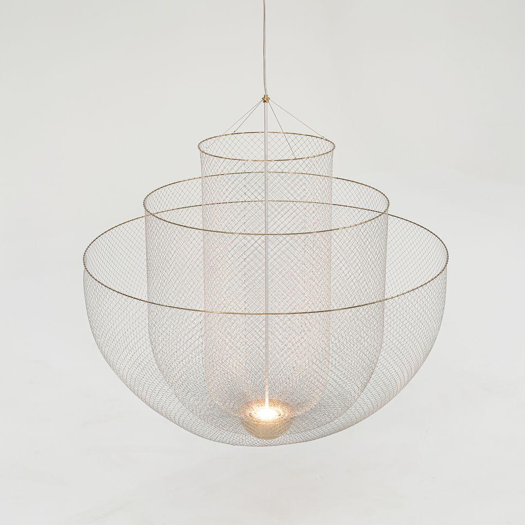 In vendita c'è un grande lampadario Meshmatics in acciaio galvanizzato e ottone. La lampada è stata progettata da Rick Tegelaar e prodotta da Moooi¬†nei Paesi Bassi. Risale al 2022 circa ed è garantito come autentico.¬†Le condizioni sono eccellenti