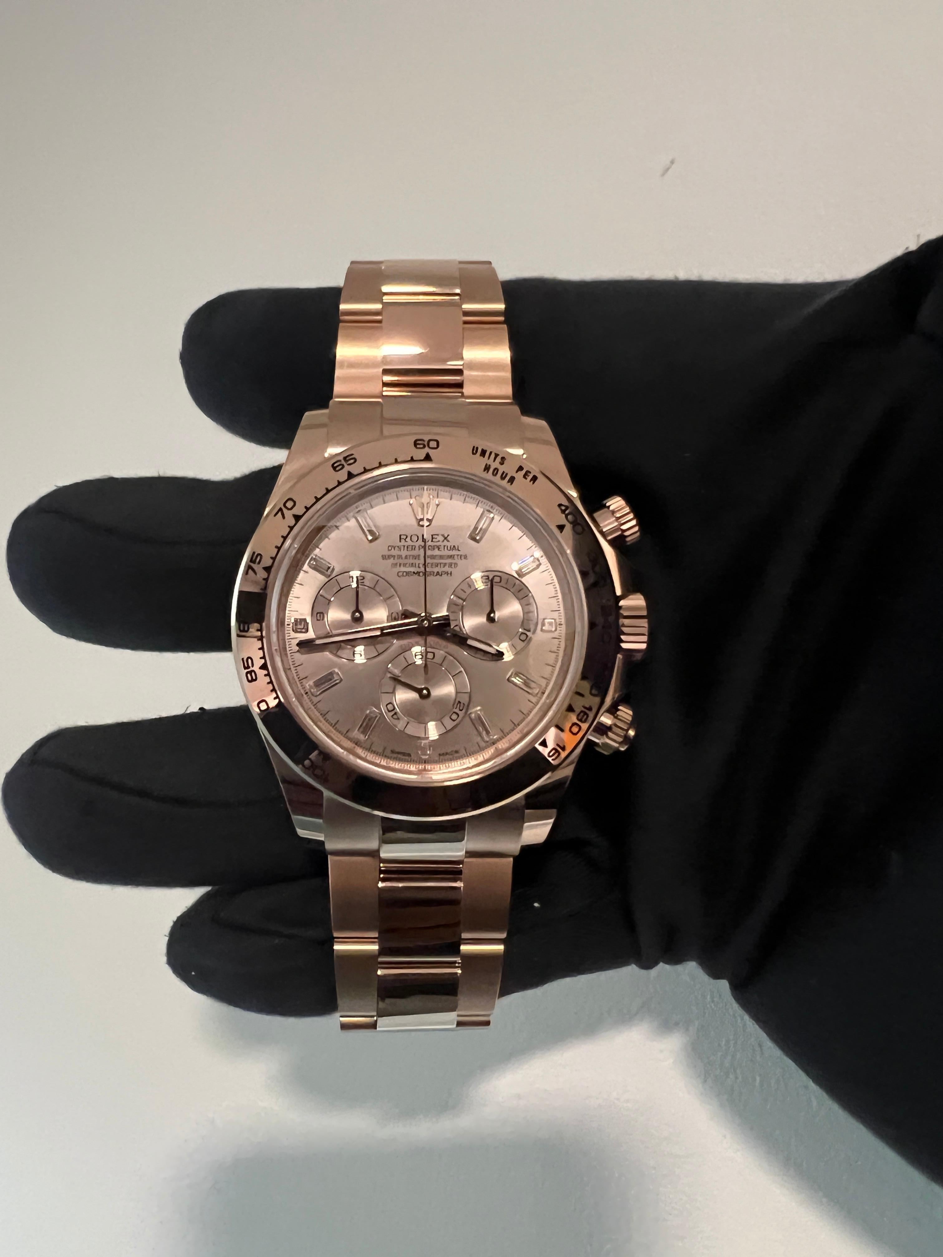 Ce Cosmograph Daytona Oyster Perpetual en or Everose 18 ct, avec un cadran noir et rose et un bracelet Oyster, présente une lunette en or Everose 18 ct avec une échelle tachymétrique gravée.

Ce chronographe a été conçu pour être l'outil de