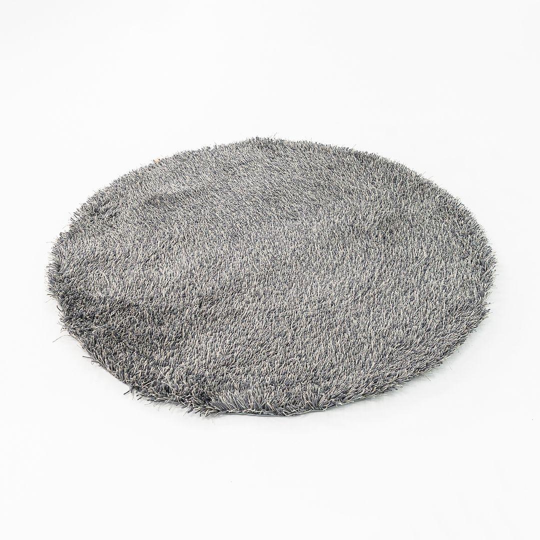 Questo è un tappeto rotondo Kasthall di colore grigio. Il tappeto, disegnato da Naja Utzom Popov e prodotto da Carl Hansen in Danimarca, risale al 2022 circa ed è garantito come autentico. La Condit è molto buona, con lievi segni di usura dovuti