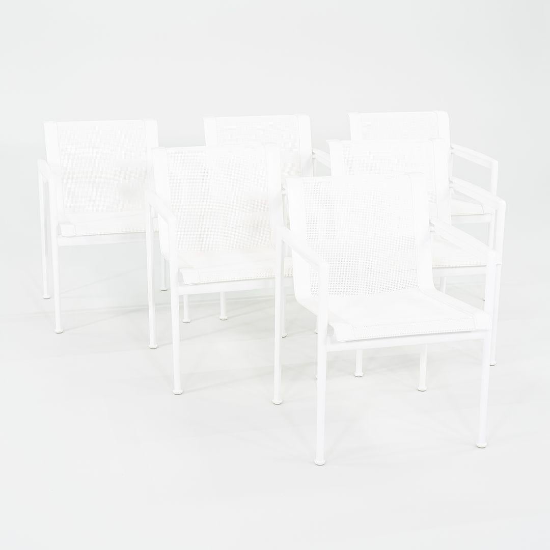 Questo è un set di sei sedie da pranzo per esterni con braccioli della Collection 1966, modello 1966-45H, disegnate inizialmente da Richard Schultz per Knoll nel 1966. Questo particolare set risale al 2022, ma a nostra conoscenza non è mai stato