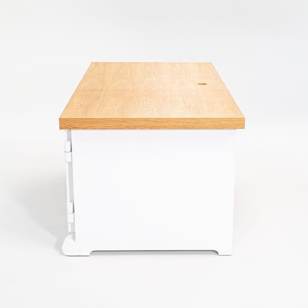 Zum Verkauf steht ein Paper Desk mit Doppelsockel-Konfiguration. Er ist weiß lackiert und hat eine Platte aus Eichenfurnier. Der Schreibtisch wurde von Studio Job entworfen und von Moooi¬†in den Niederlanden hergestellt. Es stammt aus der Zeit um