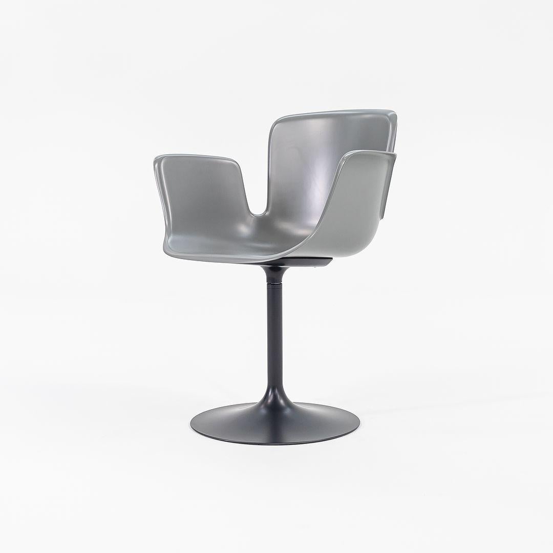 2022 Werner Aisslinger per Cappellini Sedia a Braccioli in Plastica Juli in Grigio con Base in vendita 1