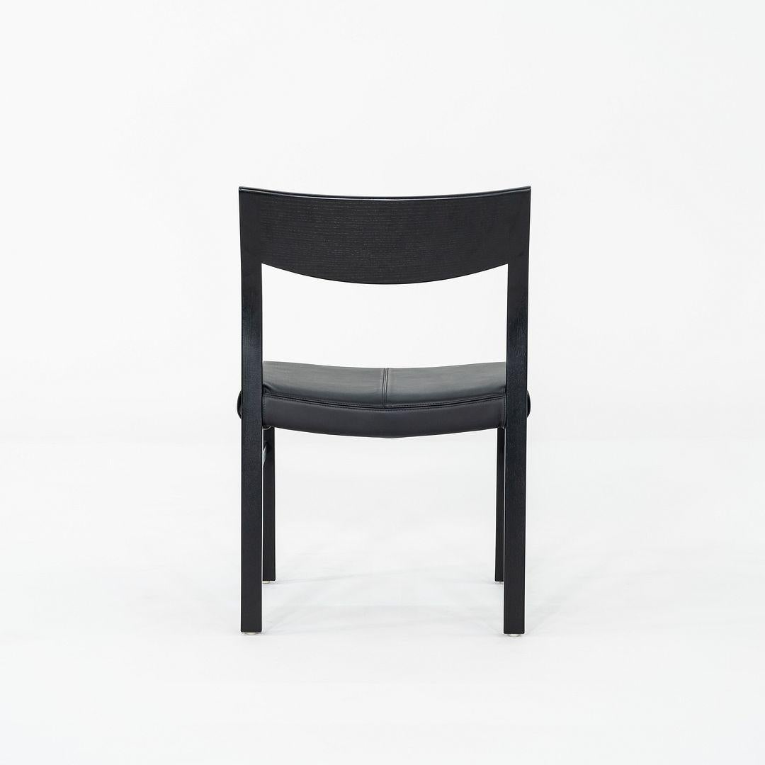 Dies ist ein Leggero Side Chair, hergestellt von Condehouse in Japan im Jahr 2022. Der Stuhl besteht aus einem Gestell aus schwarzer japanischer Eiche mit einem Sitz, der mit schwarzem Leder gepolstert ist. 
 
 Der Stuhl misst 20,75 cm tief, 19,75