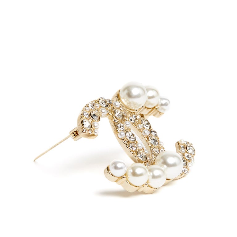 2022C Chanel Fancy diamonds and Pearls Brooch For Sale at 1stDibs