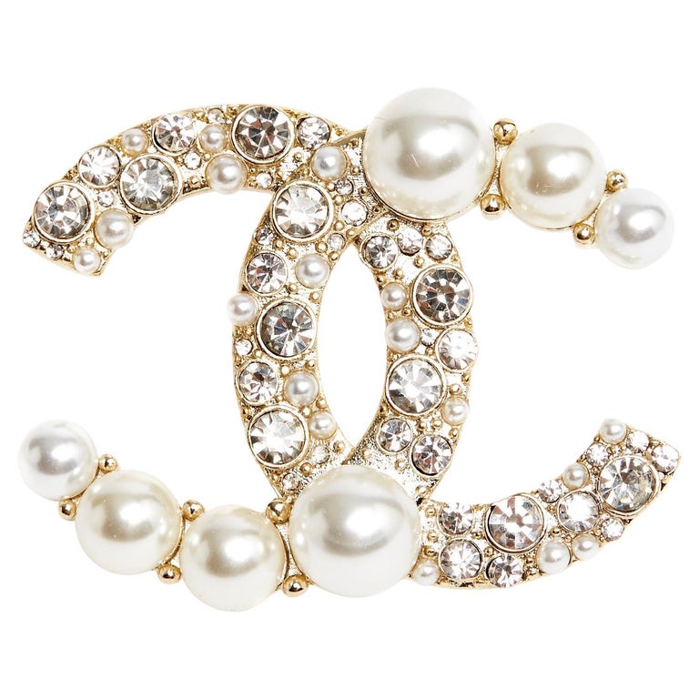 2022C Broche Chanel en diamants fantaisie et perles En vente sur 1stDibs
