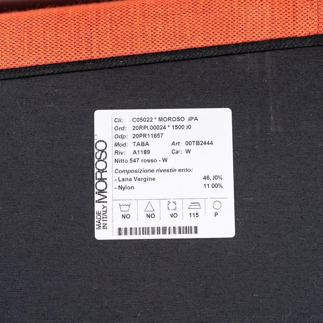 Questo è un pouf Taba A, originariamente progettato da Alfredo Haberli nel 2020. Questo particolare esemplare è stato prodotto da Moroso in Italia nel 2023 circa. Il pouf è composto da una base in legno, schiuma di poliuretano e rivestimento in