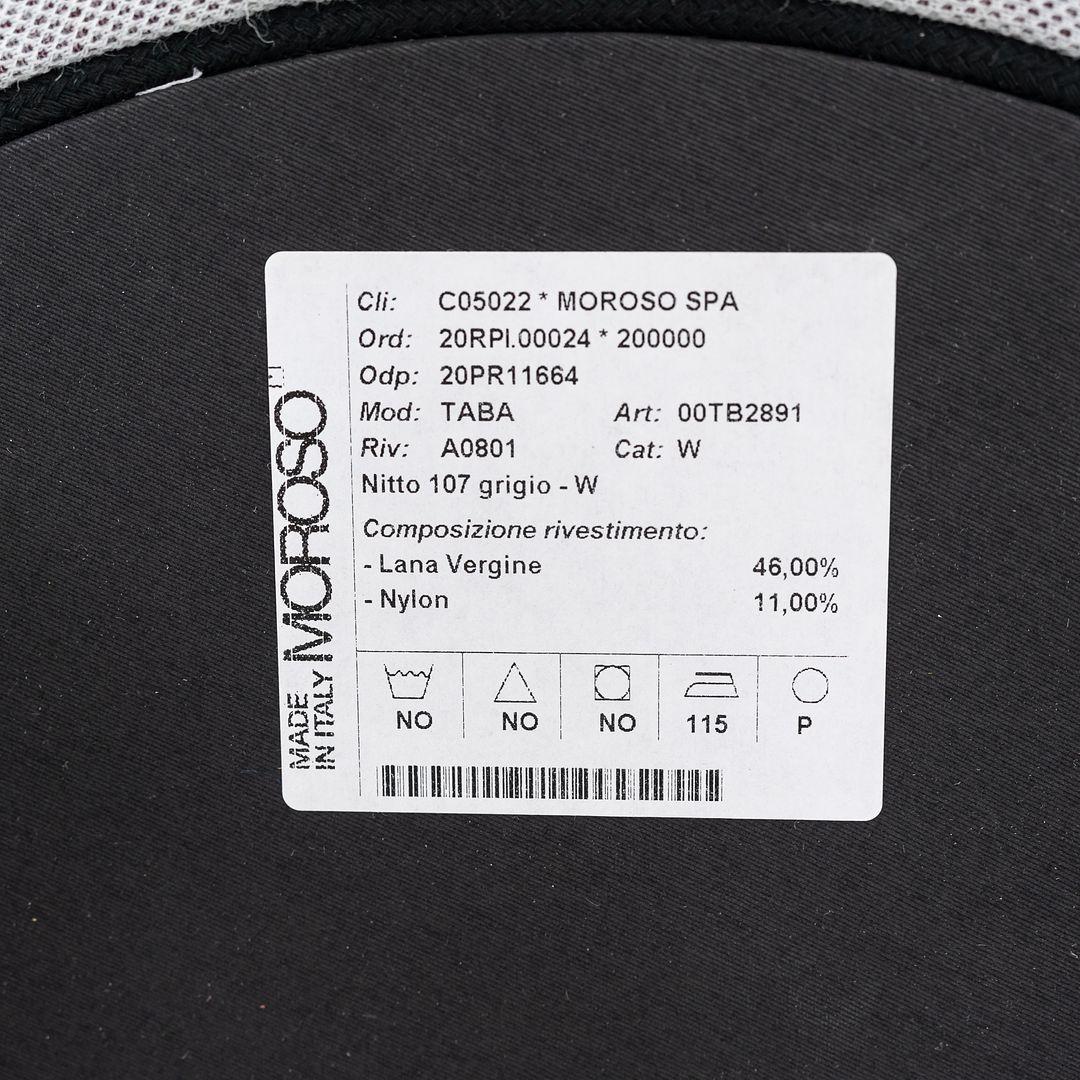 Il s'agit d'un pouf Taba D, conçu à l'origine par Alfredo Haberli en 2020. Cet exemple particulier a été produit par Moroso en Italie vers 2023. L'ottoman est composé d'une base en bois, de mousse de polyuréthane et tapissé d'un tissu gris.
 
 Le