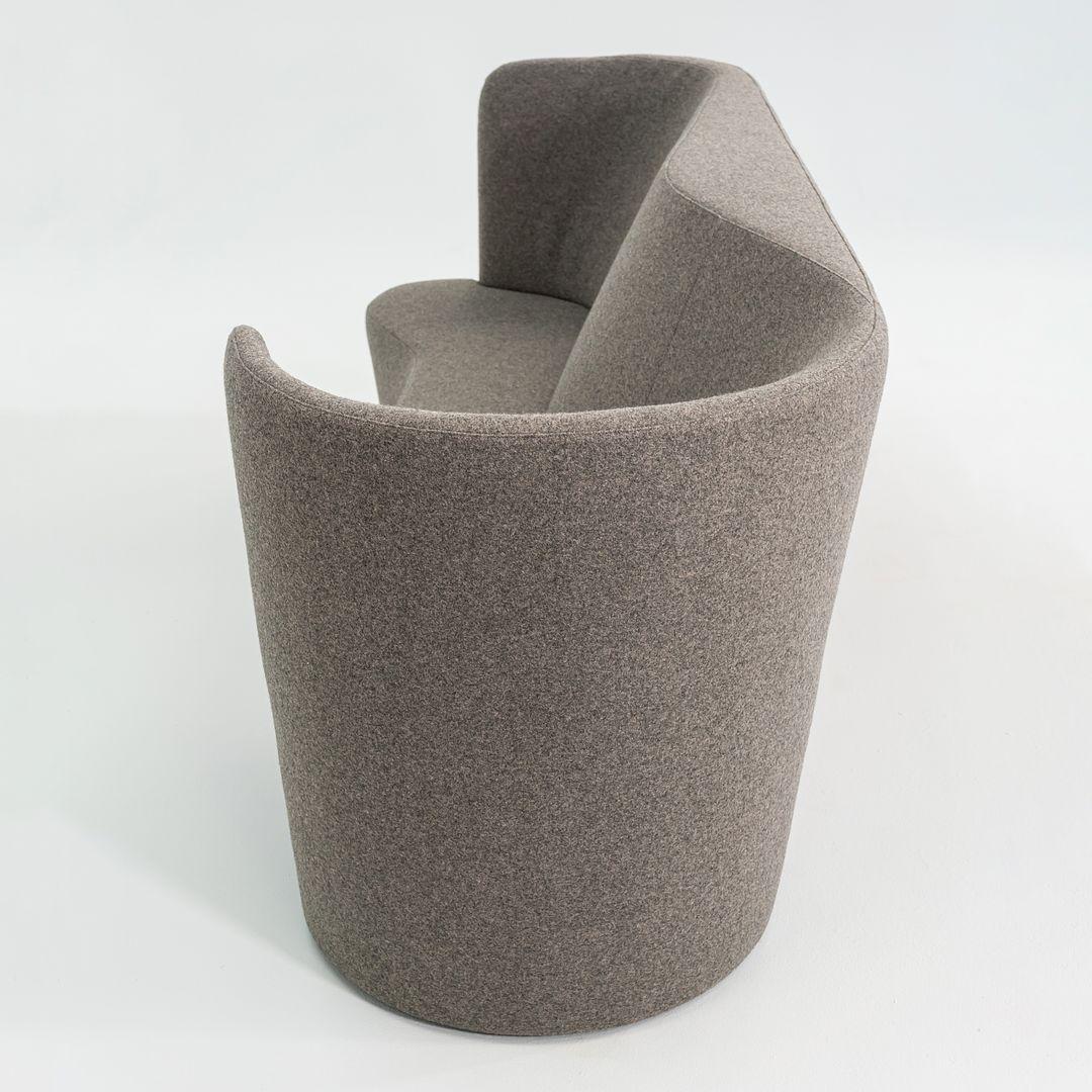 Questo è un divano Taba, originariamente progettato da Alfredo Haberli nel 2020. Questo particolare esemplare è stato prodotto da Moroso in Italia nel 2023 circa. Il divano è composto da una base in legno, schiuma di poliuretano e rivestimento in