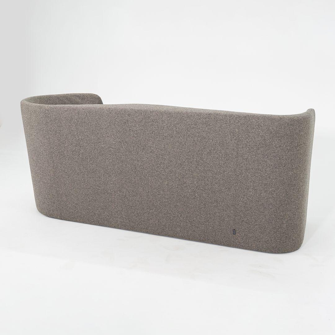 XXI secolo e contemporaneo 2023 Alfredo Haberli per Moroso Taba Divina MD 343 Divano imbottito grigio Fabrice in vendita