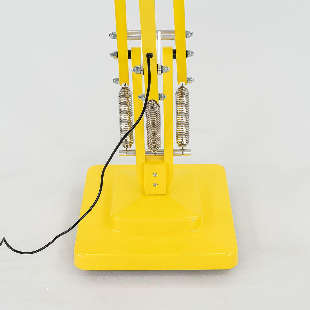 2023 Anglepoise Original 1227 Giant Floor Lamp in Citrus Yellow #2 In Good Condition In Philadelphia, PA