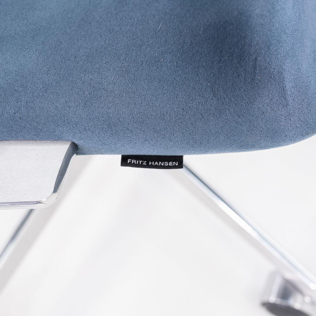 Niedrige Oxford-Schreibtischstühle aus blauem Wildleder von Arne Jacobsen für Fritz Hansen, 2023 im Angebot 3