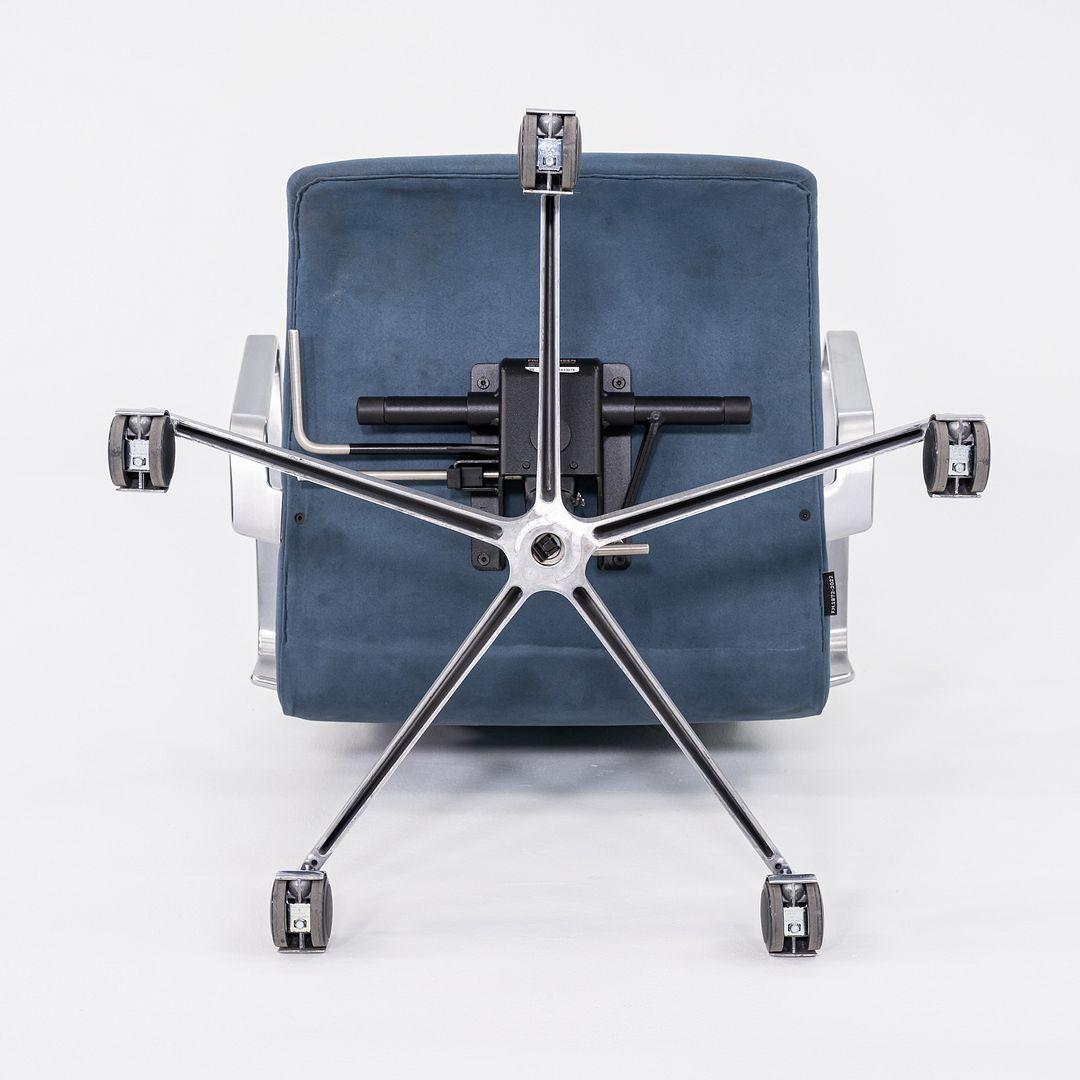 Niedrige Oxford-Schreibtischstühle aus blauem Wildleder von Arne Jacobsen für Fritz Hansen, 2023 im Angebot 4