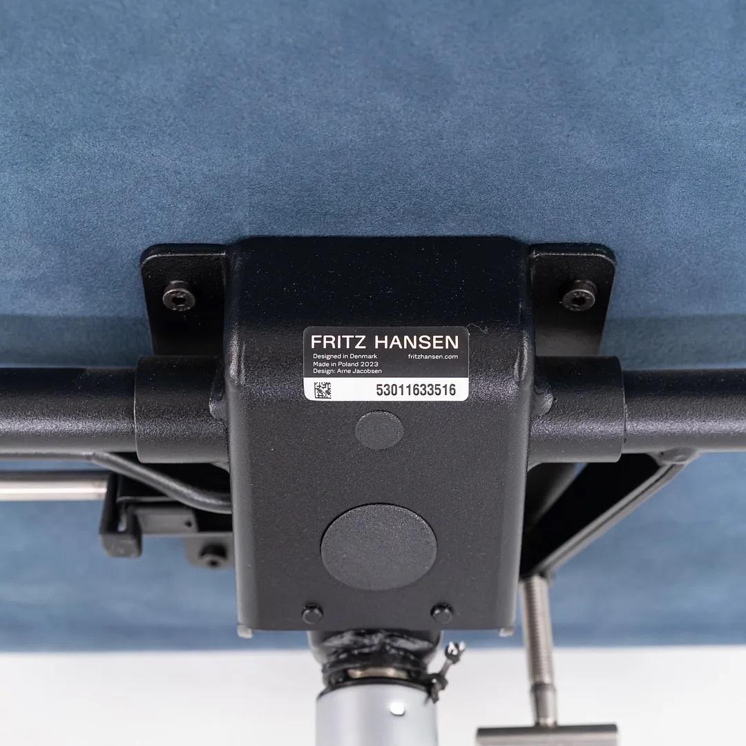 Niedrige Oxford-Schreibtischstühle aus blauem Wildleder von Arne Jacobsen für Fritz Hansen, 2023 im Angebot 5