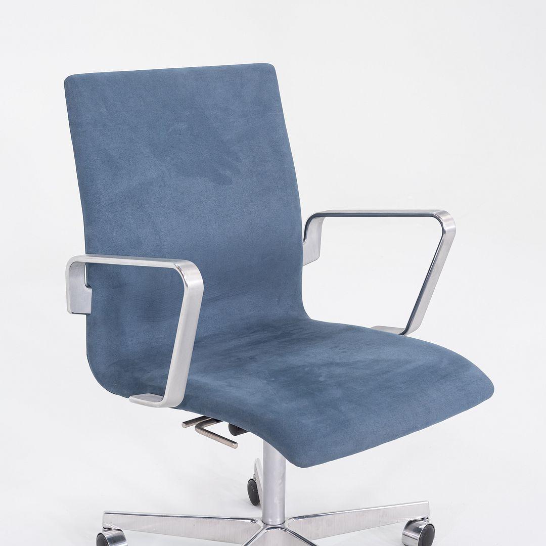 Es handelt sich um Oxford-Schreibtischstühle, Modell 3271W, die ursprünglich von Arne Jacobsen im Jahr 1965 entworfen wurden. Diese Exemplare wurden von Fritz Hansen in Polen hergestellt. Sie wurden von einem Architekturbüro für ein kommerzielles