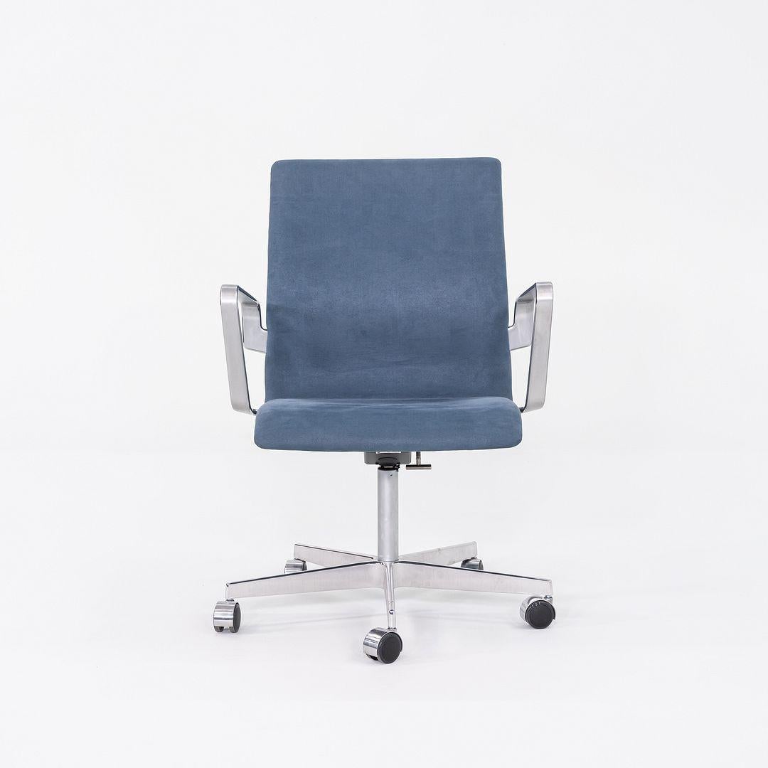 Niedrige Oxford-Schreibtischstühle aus blauem Wildleder von Arne Jacobsen für Fritz Hansen, 2023 (Moderne) im Angebot