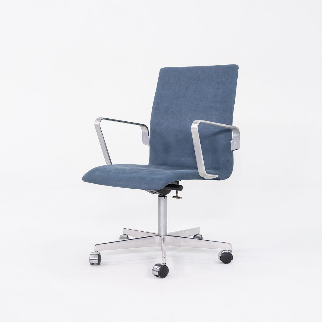 Niedrige Oxford-Schreibtischstühle aus blauem Wildleder von Arne Jacobsen für Fritz Hansen, 2023 im Zustand „Hervorragend“ im Angebot in Philadelphia, PA