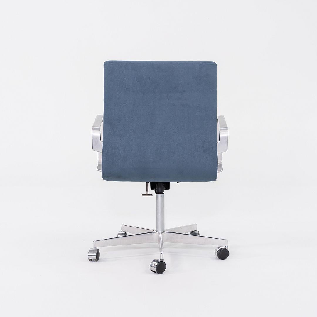 Niedrige Oxford-Schreibtischstühle aus blauem Wildleder von Arne Jacobsen für Fritz Hansen, 2023 (21. Jahrhundert und zeitgenössisch) im Angebot
