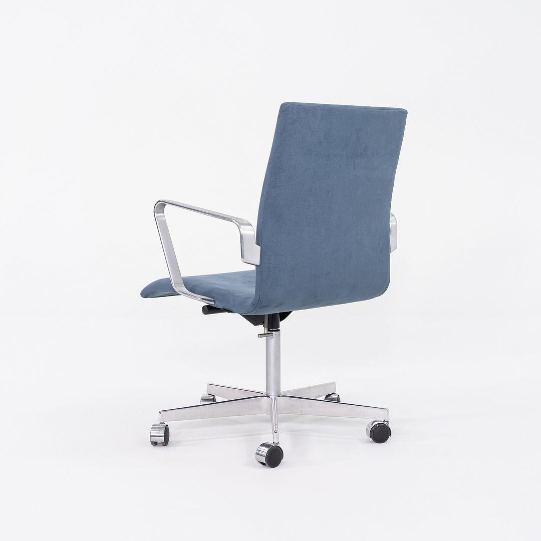 Niedrige Oxford-Schreibtischstühle aus blauem Wildleder von Arne Jacobsen für Fritz Hansen, 2023 (Aluminium) im Angebot